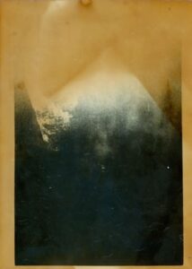 Une montagne émergeant d'un paysage brumeux, réalisé en tirage argentique.