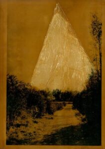 un chemin dans un jardin et une montagne au fond, réalisé en tirage argentique.