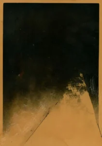 Série "J'ai construit une montagne" par Lysiane Bourdon tirage argentique 2 pointe de montagne ocre jaune dans un ciel noir