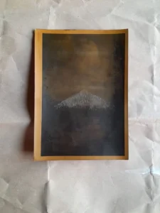 "J'ai construit une montagne" photographie argentique 5 par Lysiane Bourdon montagne grise au lever du soleil avec brume matinale