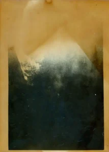 "J'ai construit une montagne" photographie argentique 1 par Lysiane Bourdon lumière sur la montagne et végétation noire sur fond ocre jaune